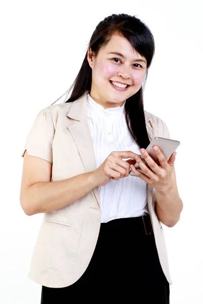 白い背景を持つ携帯電話上のアプリを使用してエレガントな服で幸せな若いアジアのオフィスの従業員 — ストック写真