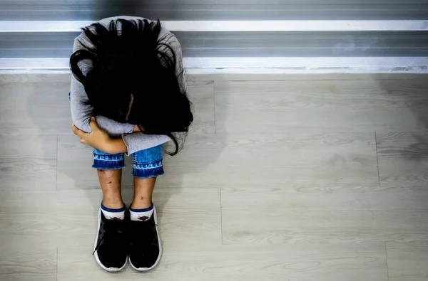 Ovanifrån Porträttfoto Asiatiska Unga Lilla Ledsen Desperat Deprimerad Ensam Mobbning — Stockfoto