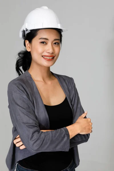 Vrolijke Aziatische Vrouwelijke Ingenieur Helm Staan Met Gevouwen Armen Grijze — Stockfoto