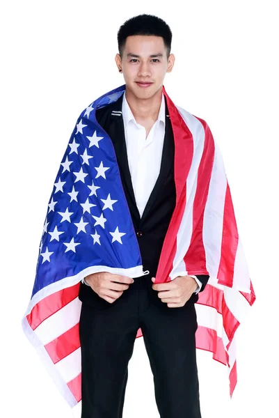 身穿黑色西服的聪明而健康的年轻人自信地在手掌之间展示他心爱的美国国旗 表达他对伟大国家的信仰 — 图库照片