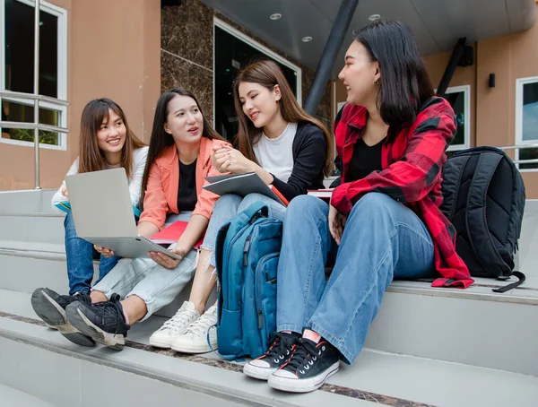 Gruppe Von Vier Jungen Attraktiven Asiatischen Studentinnen Die Gemeinsam Auf — Stockfoto