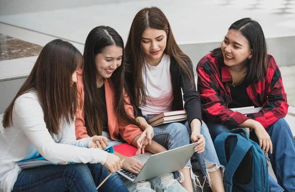 Grupa Czterech Młodych Atrakcyjnych Azjatyckich Studentek Studiujących Razem Kampusie Uniwersyteckim — Zdjęcie stockowe