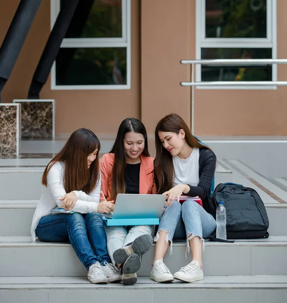 Grupa Trzech Młodych Atrakcyjnych Azjatyckich Studentek Studiujących Razem Pomocą Laptopa — Zdjęcie stockowe