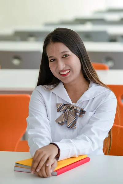 Retrato Jóvenes Atractivas Estudiantes Asiáticas Secundaria Camisa Blanca Uniforme Escuela — Foto de Stock