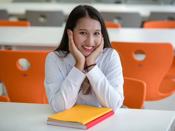 Porträtt Unga Attraktiva Kvinnliga Gymnasieelever Vit Skjorta Brun Rutig Skoluniform — Stockfoto