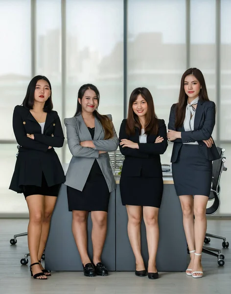 Группа Четырех Привлекательных Азиатских Коллег Офису Формальных Деловых Костюмах Стоящих — стоковое фото