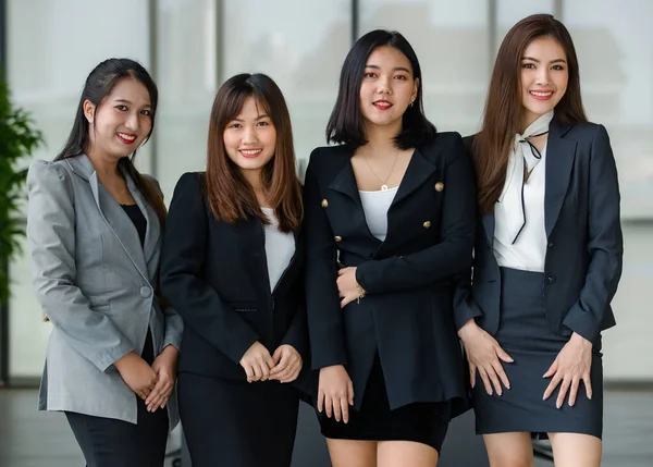 Grupo Cuatro Atractivas Colegas Oficina Asiáticas Trajes Negocios Formales Pie —  Fotos de Stock