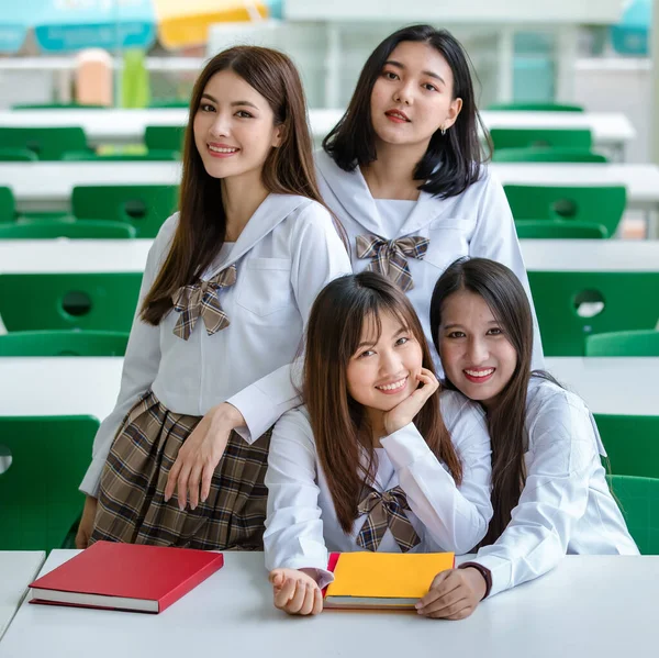 Dois Jovens Atraentes Sexo Feminino Asiático Alunos Ensino Médio Branco — Fotografia de Stock