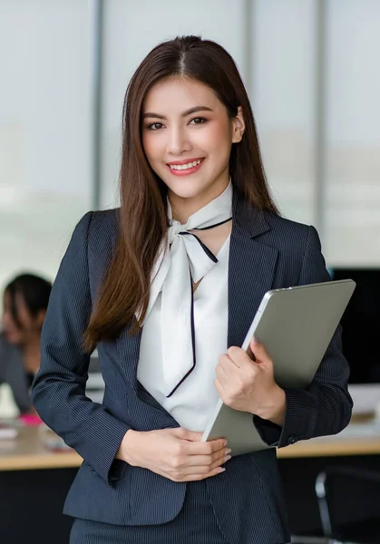 Retrato Joven Atractiva Trabajadora Oficina Asiática Trajes Negocios Formales Sonriendo —  Fotos de Stock