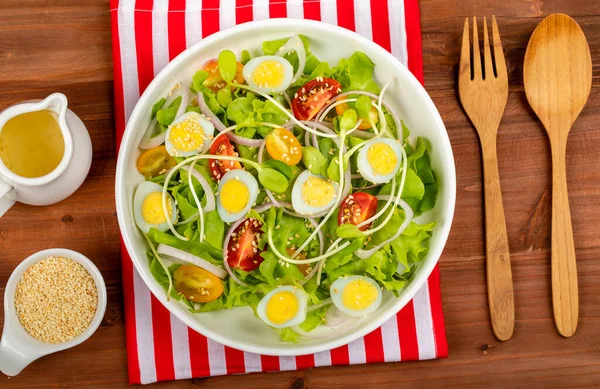 Velká Bílá Mísa Hlávkového Salátu Výhonkový Salát Vařícím Vejcem Rajčatová — Stock fotografie