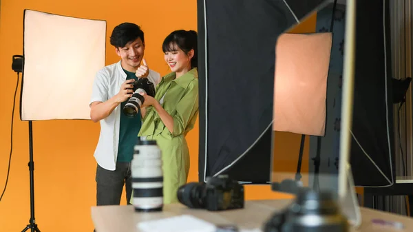 Mooie Jonge Aziatische Vrouwelijke Fotograaf Toont Een Foto Aan Een — Stockfoto
