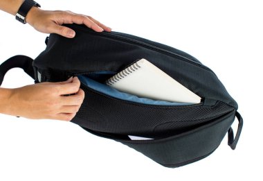 Eller, kitap ve bölümleri göstermek ve beyaz arkaplanda alanı kullanmak için yeni siyah çanta açar.