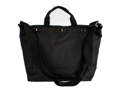 Yeni moda moda moda siyah çanta çantasının beyaz arka planda kayışı olan izole edilmiş yakın çekim stüdyo çekimi..