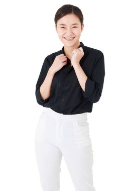 Asyalı, sevimli, neşeli, saçları bağlı, günlük siyah gömlekli, mutlu ve kendinden emin bir şekilde gülümseyen, poz veren, tasma takan, izole edilmiş beyaz arka planda duran bir iş kadını.