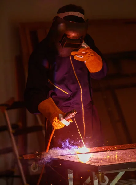 Image Une Soudure Tôles Acier Soudées Dans Une Usine Industrielle — Photo