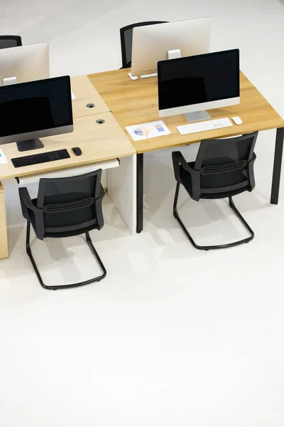 Escritório Contemporâneo Com Modernos Dispositivos Computadores Alta Tecnologia Mesa Madeira — Fotografia de Stock