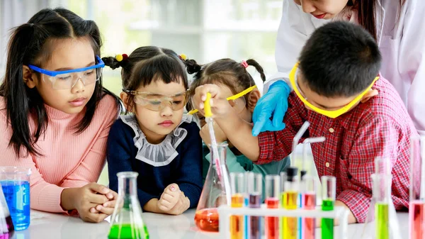 아시아인 아이가 드롭으로 분무기 샘플을 떨어뜨려 플라스크에 동안젊은 아이들은 안경을 — 스톡 사진
