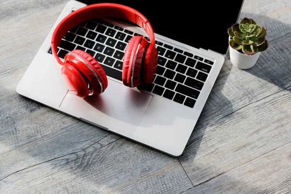Zbliżenie Strzał Dużej Czerwonej Muzyki Słuchawki Audio Otwartym Laptopie Komputera — Zdjęcie stockowe
