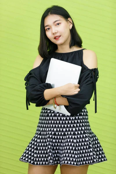 Asiática Sonriente Mujer Regordeta Usando Vestido Blanco Sosteniendo Ordenador Portátil —  Fotos de Stock