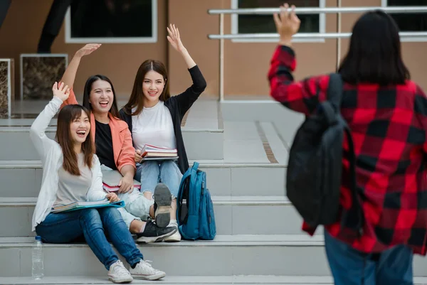 Groep Van Drie Aantrekkelijke Aziatische Studenten Zitten Neer Trappen Universiteitscampus — Stockfoto
