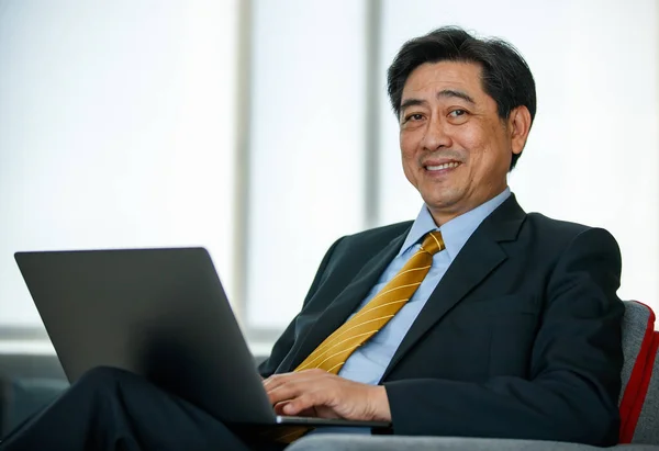 Lat Azjatycki Senior Odnoszący Sukcesy Biznesie Wykonawczym Mężczyzna Przedsiębiorca Siedzi — Zdjęcie stockowe
