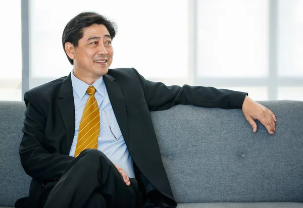 Portret 60S Azji Wieku Biznesmen Wykonawczy Noszący Formalny Garnitur Krawat — Zdjęcie stockowe
