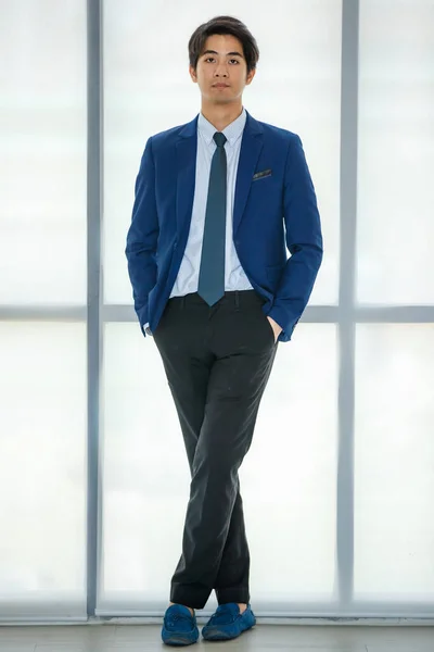 Retrato 20S Bonito Jovem Asiático Confiante Rico Empresário Vestindo Terno — Fotografia de Stock
