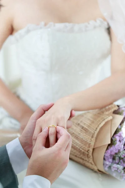 Brudgummens Hand Bär Vigselring Till Bruden — Stockfoto