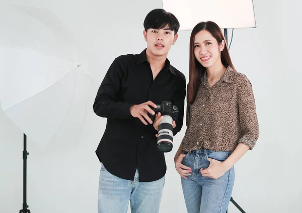 Retrato Dos Hombres Guapos Una Mujer Hermosa Con Camisas Casuales — Foto de Stock