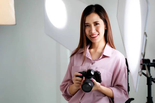 Aziatisch Mooi Volwassen Vrouw Fotograaf Met Lang Haar Dragen Casual — Stockfoto