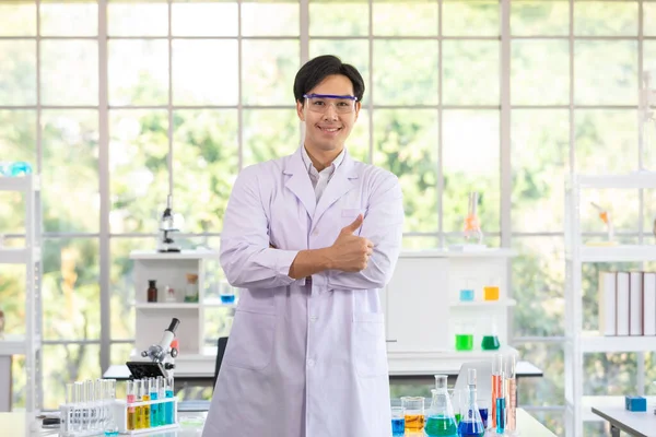 Imagen Retrato Hombre Asiático Científico Investigador Que Usa Bata Blanca — Foto de Stock