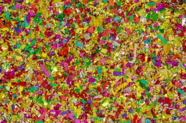 Festival, tebrik atmosferi için beyaz arka plan üzerinde renkli, parlak parıltı ve konfeti yayıldı. afiş veya süslemeler için desen tasarım sanat.