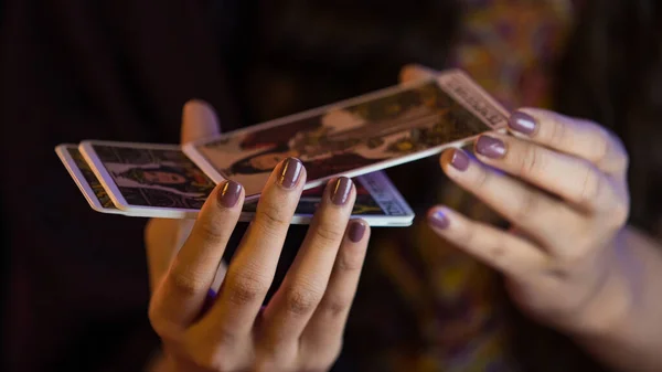 Anonieme Heks Tekening Tarot Kaart Terwijl Het Voorspellen Van Het — Stockfoto