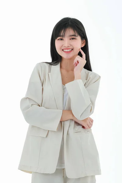 若いアジアのビジネス女性は コピースペースの白い背景に側を見上げ 何か興奮し 喜びと幸福を考えて 興奮して大きな笑顔とポイントの指を持っています — ストック写真
