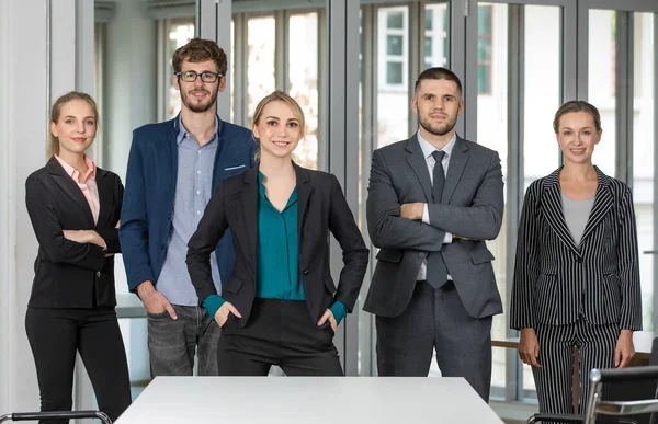 Portrait Groupe Cinq Hommes Affaires Équipe Debout Ensemble Dans Bureau — Photo