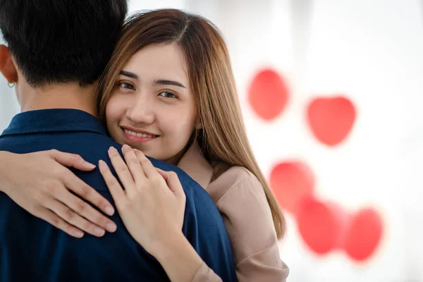 Glückliche Junge Asiatinnen Lächeln Mit Glücklichen Augen Und Umarmen Ihren — Stockfoto