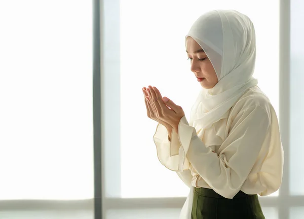 아름다운 아시아인 이슬람 여자가 존경심을 가지고 차분하게 — 스톡 사진