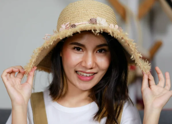 Cara Primer Plano Hermosa Mujer Asiática Sonriendo Usando Sombrero Con — Foto de Stock