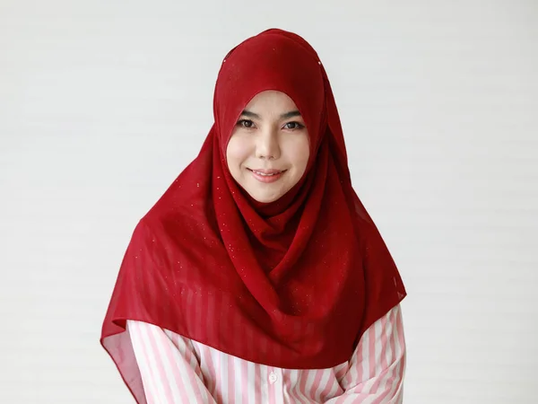 Jovem Muçulmana Étnica Positiva Roupas Casuais Hijab Vermelho Tradicional Sorrindo — Fotografia de Stock