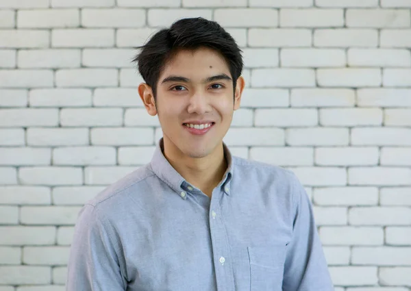 Retrato Joven Guapo Hombre Asiático Con Sonrisa Cara Amistosa Feliz —  Fotos de Stock