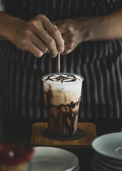 Onherkenbare Barista Zorgvuldig Versieren Romig Schuim Van Ijskoffie Met Behulp — Stockfoto