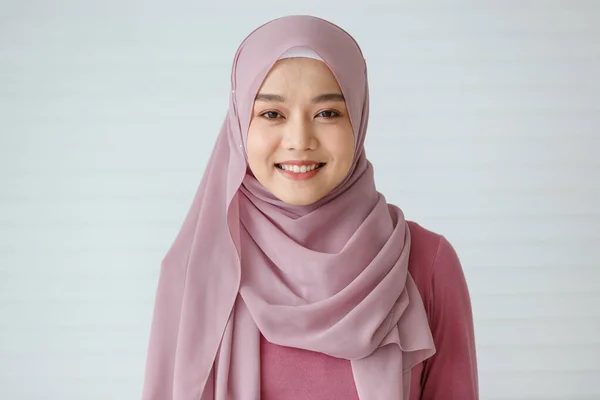 Portrait Beautiful Muslim Woman Friendly Warm Smile Posing Camera Self — Stock Photo, Image