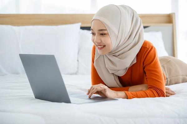 Ein Süßer Und Schöner Asiatischer Muslim Hijab Der Auf Dem — Stockfoto