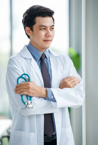 Πλευρική Άποψη Της Στοχαστική Ασιατική Αρσενικό Γιατρό Στέκεται Στηθοσκόπιο Στο — Φωτογραφία Αρχείου