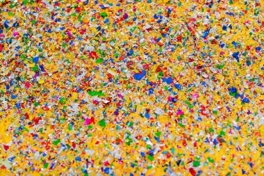 Parlak gökkuşağı renginde konfeti renginde kağıt parçacıkları döşeme deseni dekorasyon duvar kağıdı zemininde yeni yıl arifesinde ya da yıldönümü kutlama partisinde.