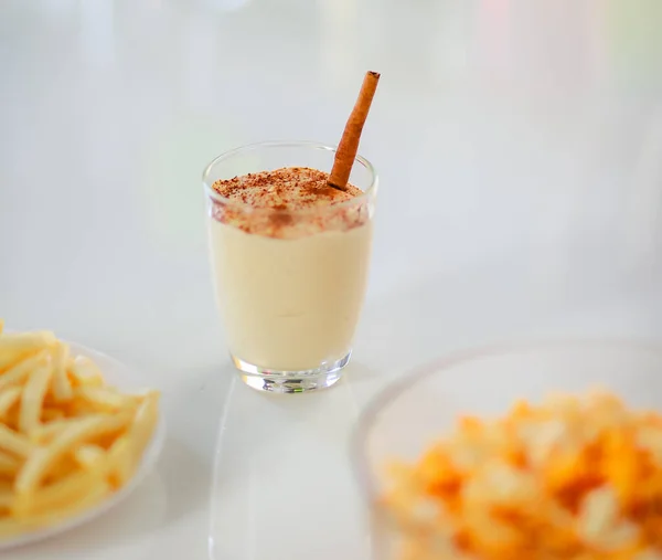 Close Shot Van Romige Gekruide Eierpunch Met Peperkoek Glas Decoreren — Stockfoto