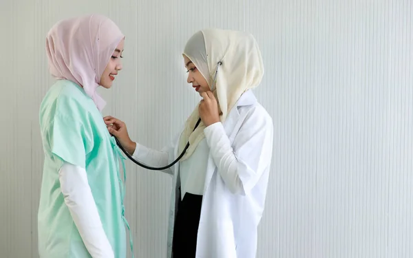 Mladá Muslimka Lékař Kontrolu Srdce Muslimského Pacienta Stetoskopem Nemocnici — Stock fotografie