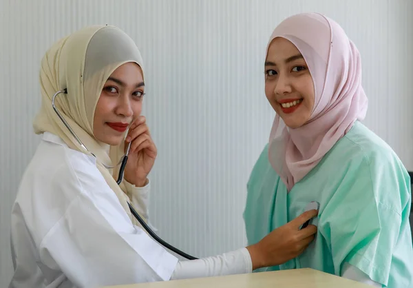 Ung Kvinnlig Muslimsk Läkare Kontrollerar Muslimska Patientens Hjärta Genom Stetoskop — Stockfoto