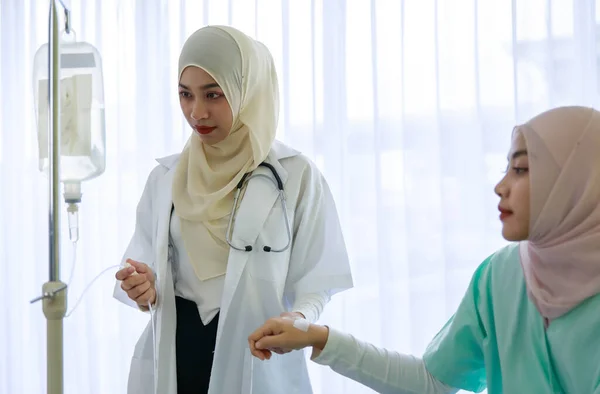Doctora Musulmana Joven Comprobando Salud Del Paciente Musulmán Mientras Sostiene — Foto de Stock