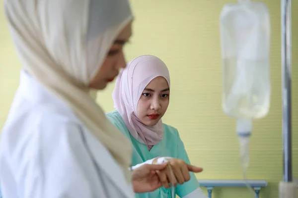 Doctora Musulmana Joven Comprobando Salud Del Paciente Musulmán Mientras Sostiene — Foto de Stock